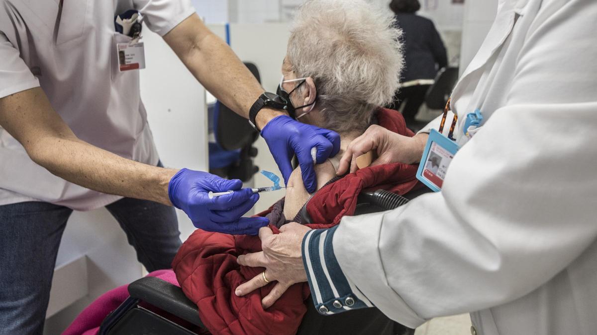 Los centros de salud de Alicante comienzan a vacunar a las personas mayores de 90 contra el coronavirus