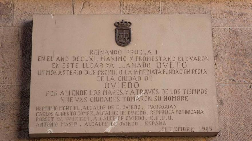 Placa en el Museo Arqueológico, antiguo monasterio de San Vicente, alusiva a Máximo y Fromistano.