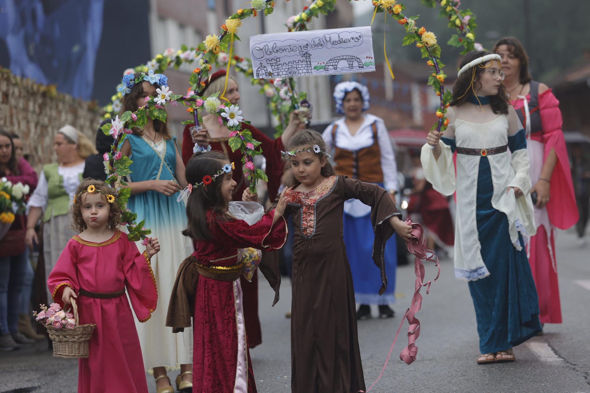 Olloniego se disfraza para animar las fiestas de San Antonio