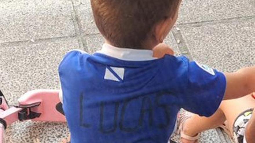 Una camiseta del Dépor para el niño que se pintó el dorsal
