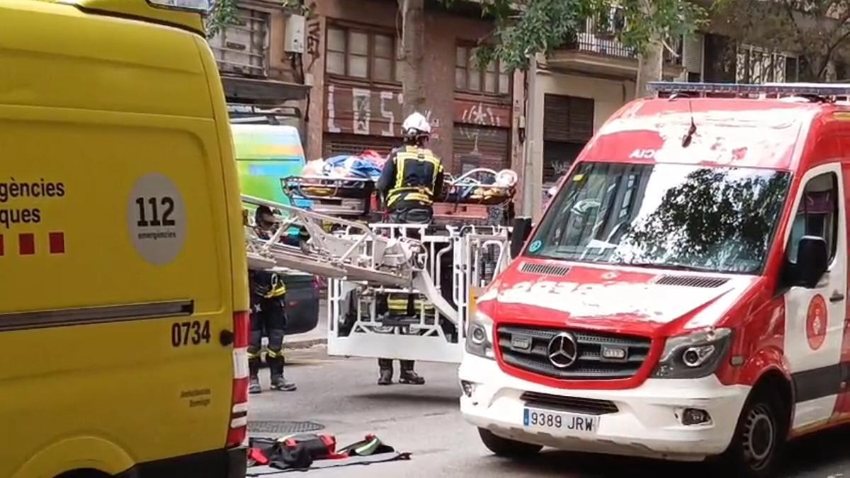 Evacuación de una persona de un ático en Barcelona