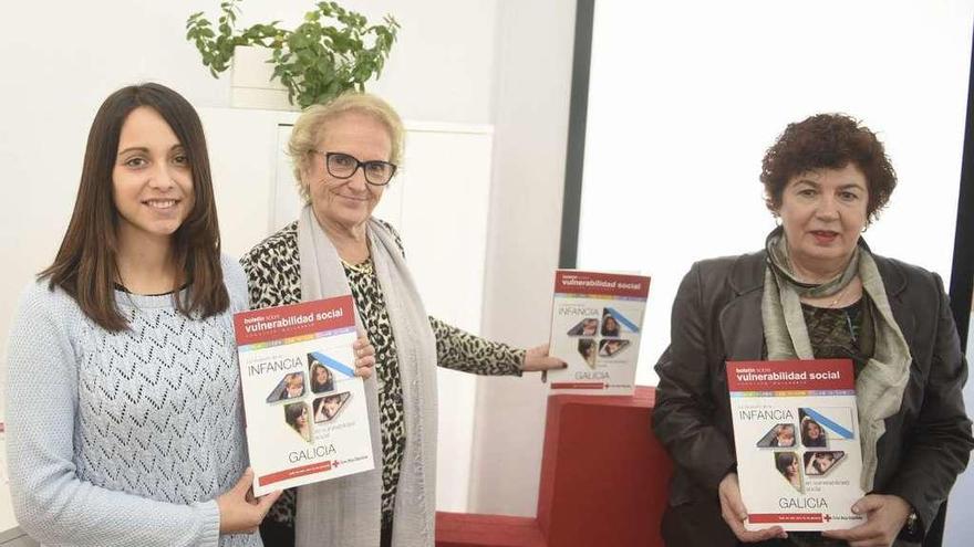 Jessica Núñez, Carmen Colmeiro y Estrella Rodríguez, en la sede coruñesa de Cruz Roja.