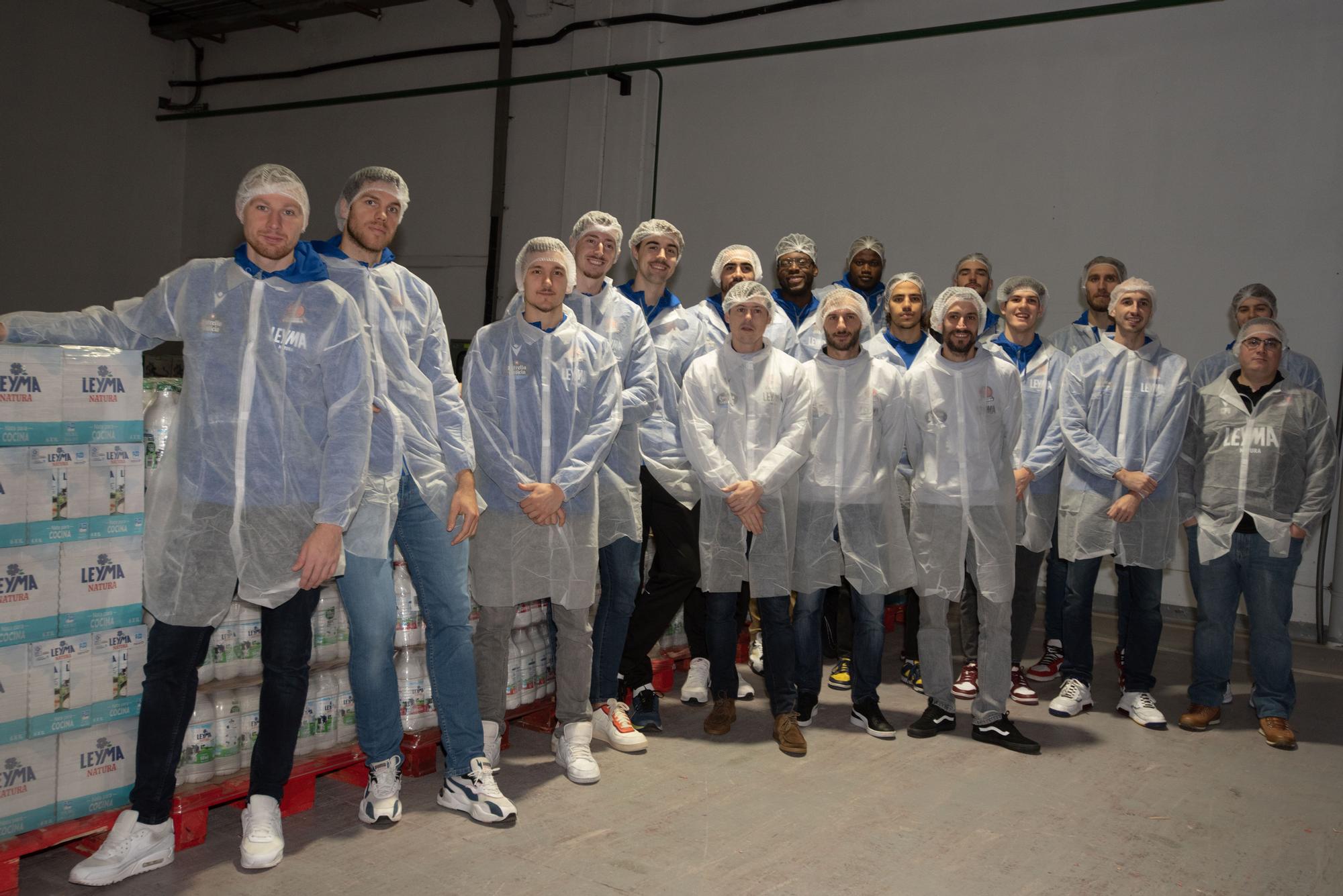 Los jugadores del Básquet Coruña visitan la fábrica de Leyma