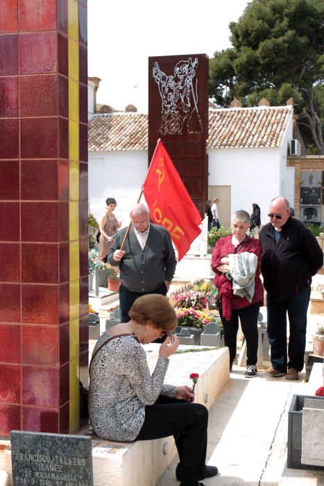 Homenaje a los fusilados en el cementerio de Paterna