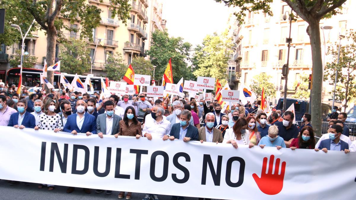 La capçalera de la concentració contra els indults davant la delegació del govern espanyol, que proclama &quot;Indults no&quot;, amb representants de Cs, PPC i SCC, l&#039;11 de juny de 2021 (Horitzontal)