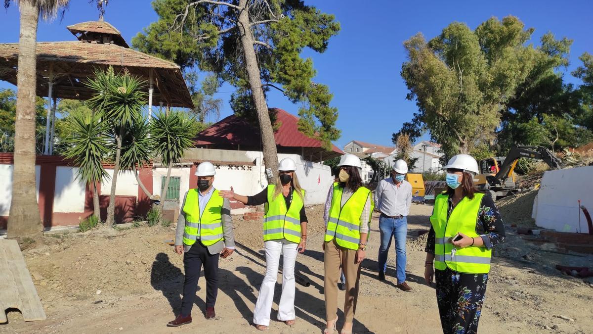 La alcaldesa de Bujalance muestra a Purificación Joyera el desarrollo de las obras.