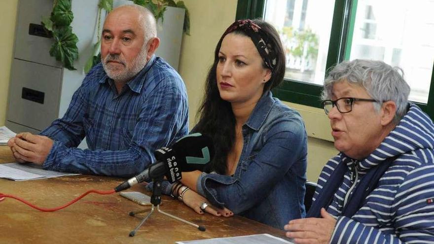 Xoán Xosé Bouzas, Rocío Pérez y Rosa Abuín, ayer en el local de CIG en Vilagarcía. // Iñaki Abella