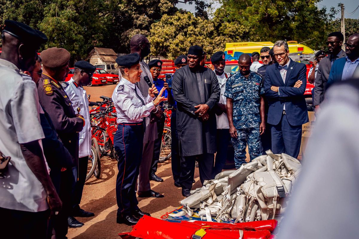 Arup presentando material a las autoridades de Gambia.
