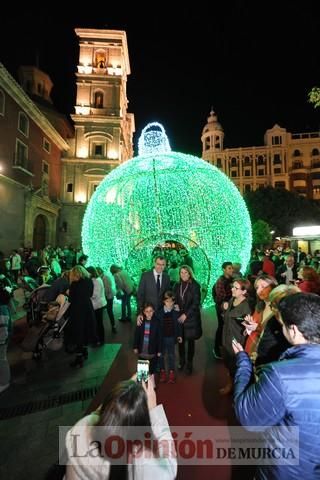 Estrellas y bolas ya brillan en las calles de Murcia