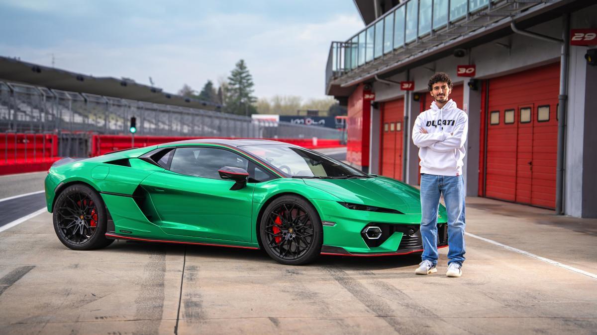 Bagnaia junto al Lamborghini Temerario