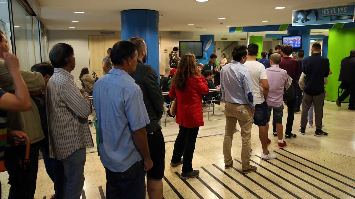 El paro bajó en 38.692 personas en el 2019. En la foto, una cola de desempleados en una oficina del INEM en Barcelona.