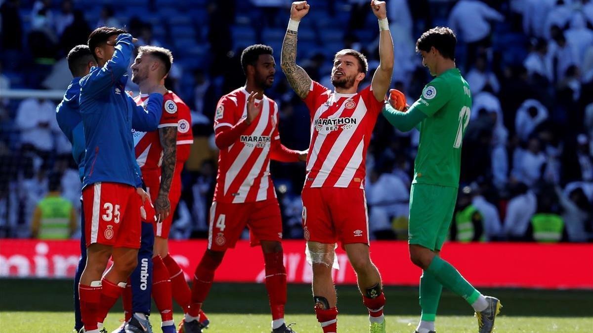 Los jugadores del Girona celebran el triunfo en el Bernabéu.