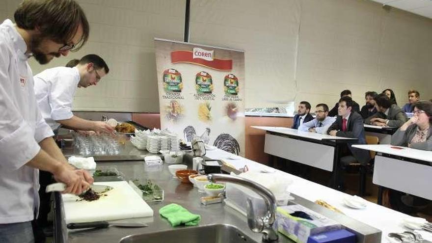 Un &quot;showcooking&quot; dio inicio ayer a las actividades. // FdV