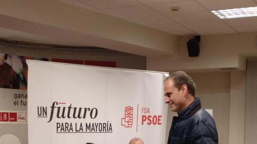 Constantino Vaquero depositando su voto.