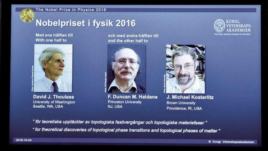 Imagen en la Academia de Ciencias de Estocolmo que muestra los Nobel de Física 2016. // Efe