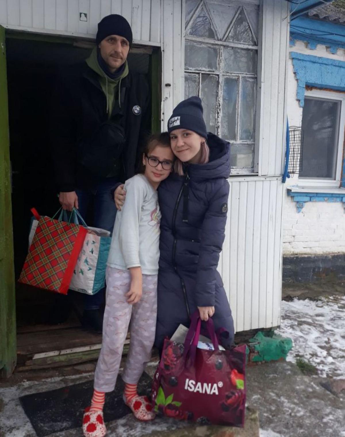 3. Una pareja, en la región ucraniana, con una manta tejida por voluntarios en Asturias. 4. Una familia, tras recibir el material. 5. Una mujer mayor, en una silla de ruedas. | AHUA