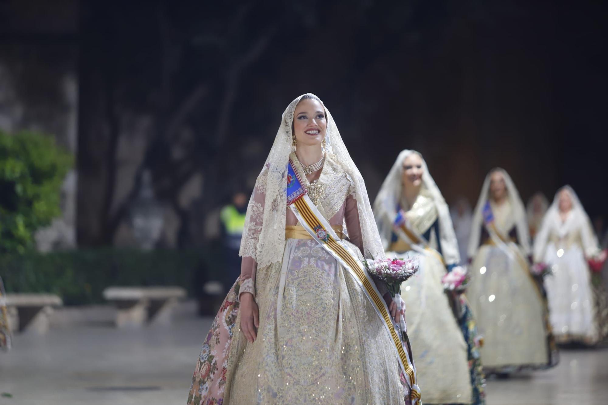 Laura Mengó y su corte coronan la ofrenda a la Virgen