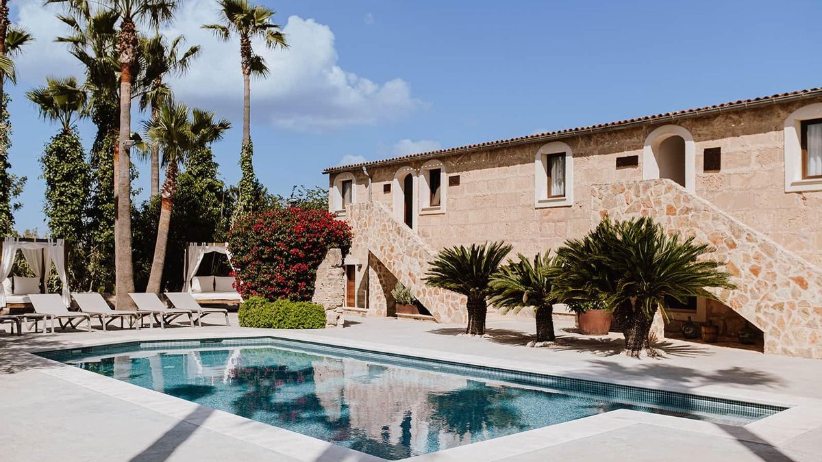 En la imagen la piscina de Sa Talaia Blanca, en Muro, el agroturismo ilegal de la familia Monjo que ha vuelto a abrir esta temporada.