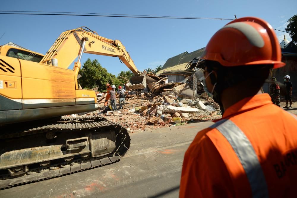 Suben a 131 los muertos por el terremoto en Indonesia