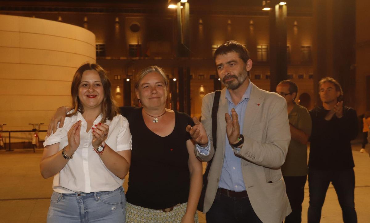 El líder de IU, Álvaro Sanz, junto a su número dos en la lista, Marga Deyá, y la candidata de ZeC en Zaragoza, Elena Tomás.