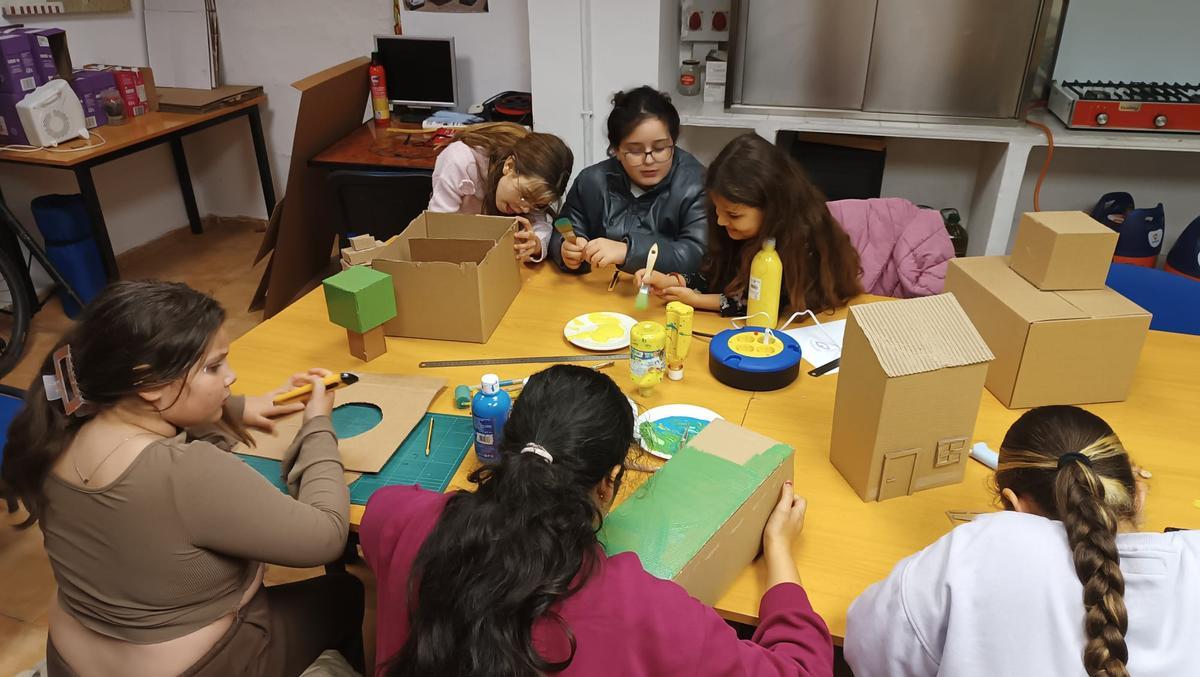 Los niños del Espacio Parreño pintan los ninots.