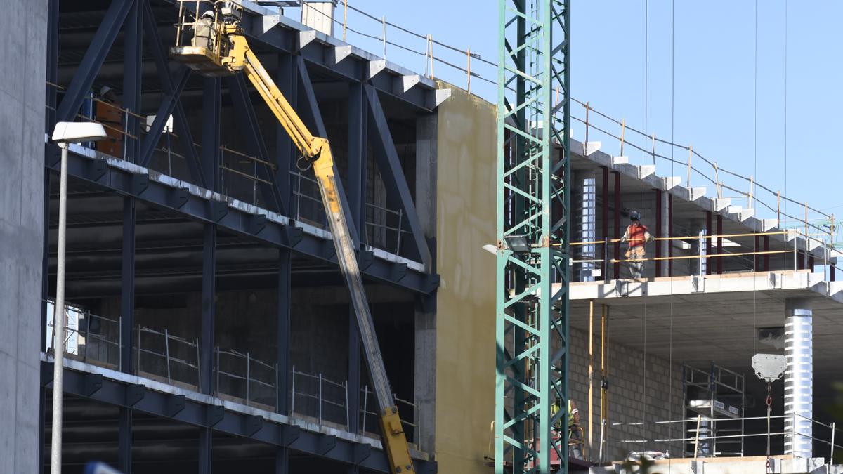 Edificio en obras en la zona norte de Murcia.