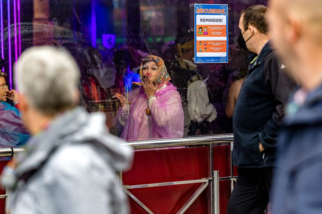 Los británicos desafían a la lluvia y celebran su "Fancy Dress Party" en Benidorm