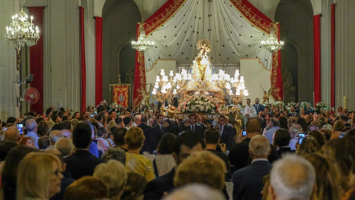 La Virgen de la Salud, patrona de Elda, en la iglesia de Santa Ana.