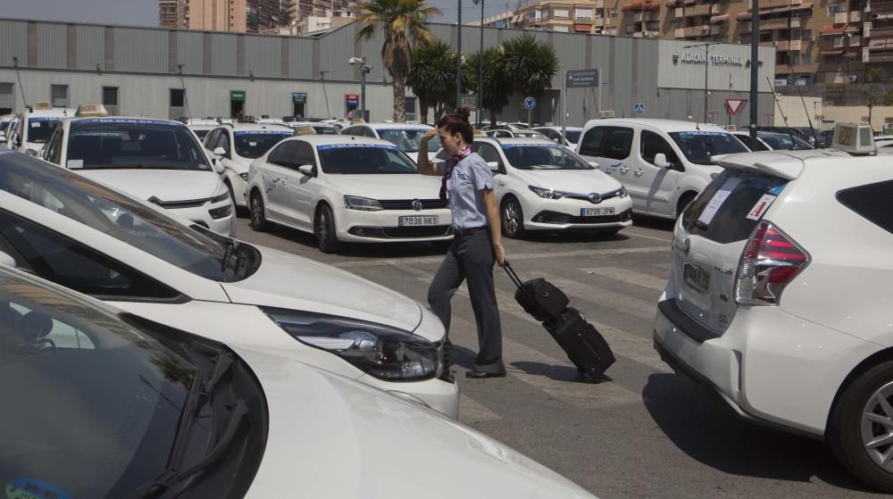 Los taxistas colapsan el centro de Alicante