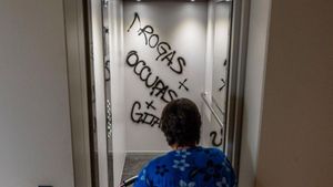 Els veïns d’un edifici de promoció pública tenen por i denuncien avaries constants