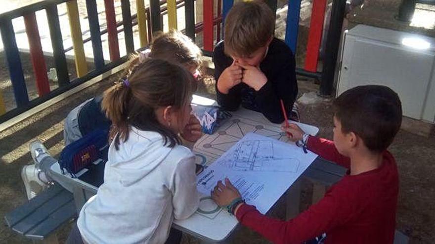 Alumnes de cicle mitjà de l&#039;escola Sant Salvador treballant en el projecte per determinar els usos del pati