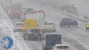 Camiones y coches quedan varados entre Guijuelo y Béjar (Salamanca) por temporal de nieve