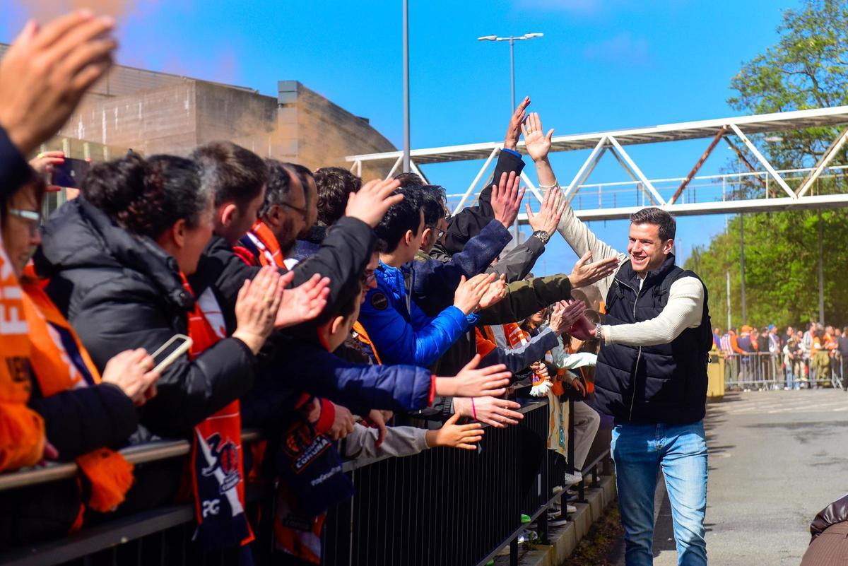 Micovic saluda a los aficionados naranjas en su llegada al Coliseum frente al Obradoiro.