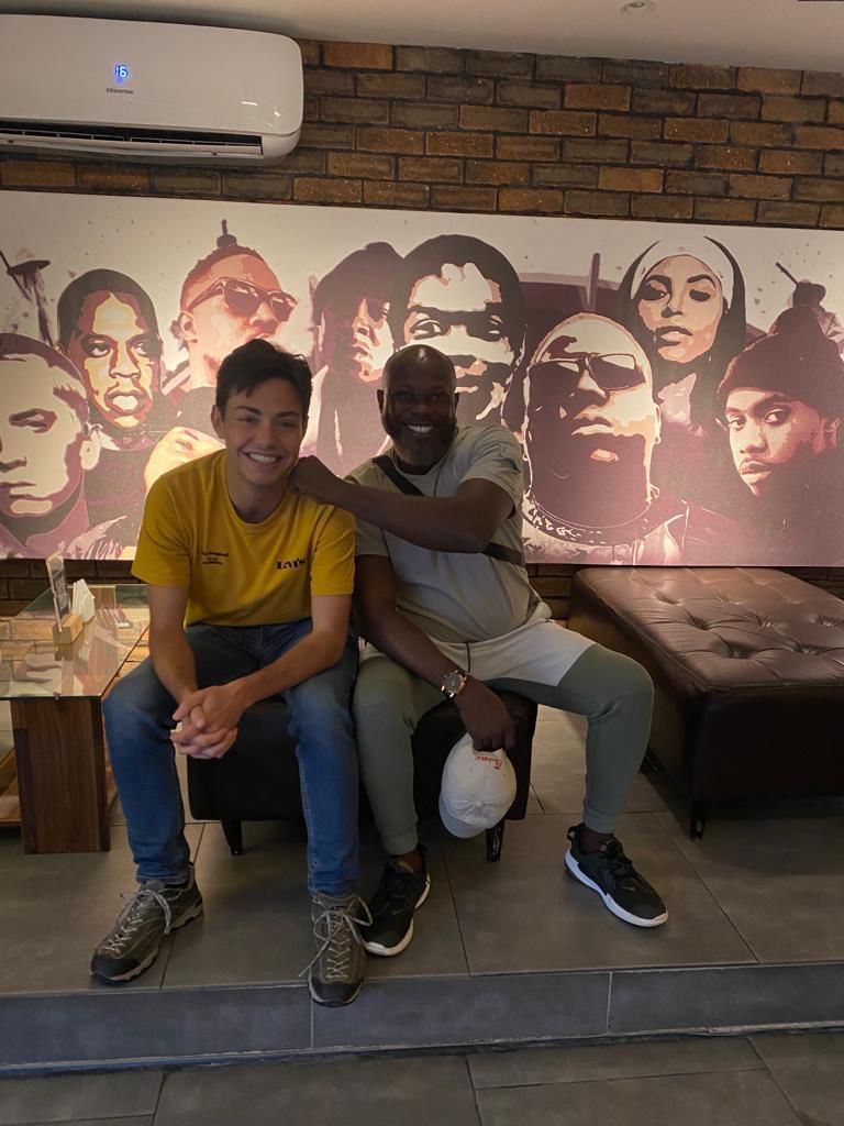 Bukky, a la derecha, le presentó a Carlos Barragán a un Yahoo Boy nigeriano.