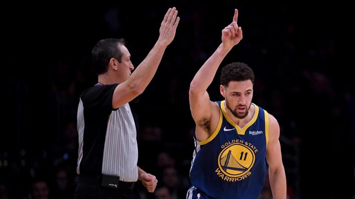 Thompson celebra uno de sus 10 triples consecutivos ante los Lakers