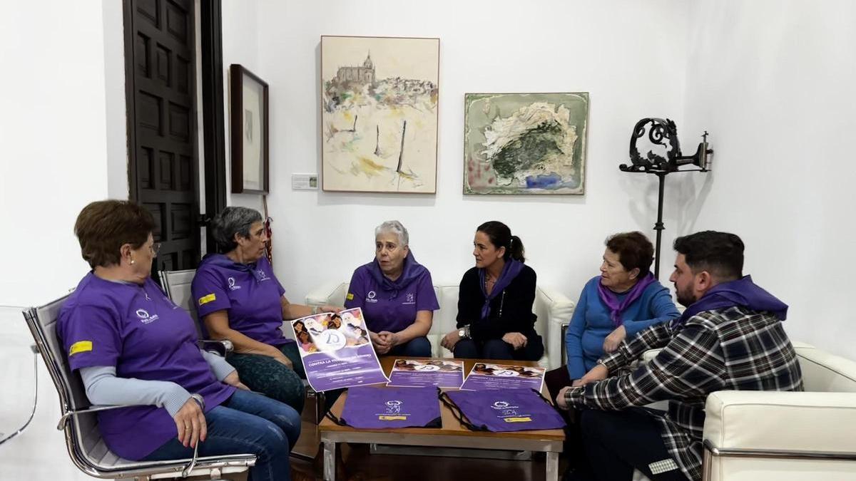 Representantes de la Asociación de Mujeres de Coria, reunidas con la alcaldesa, en el ayuntamiento.