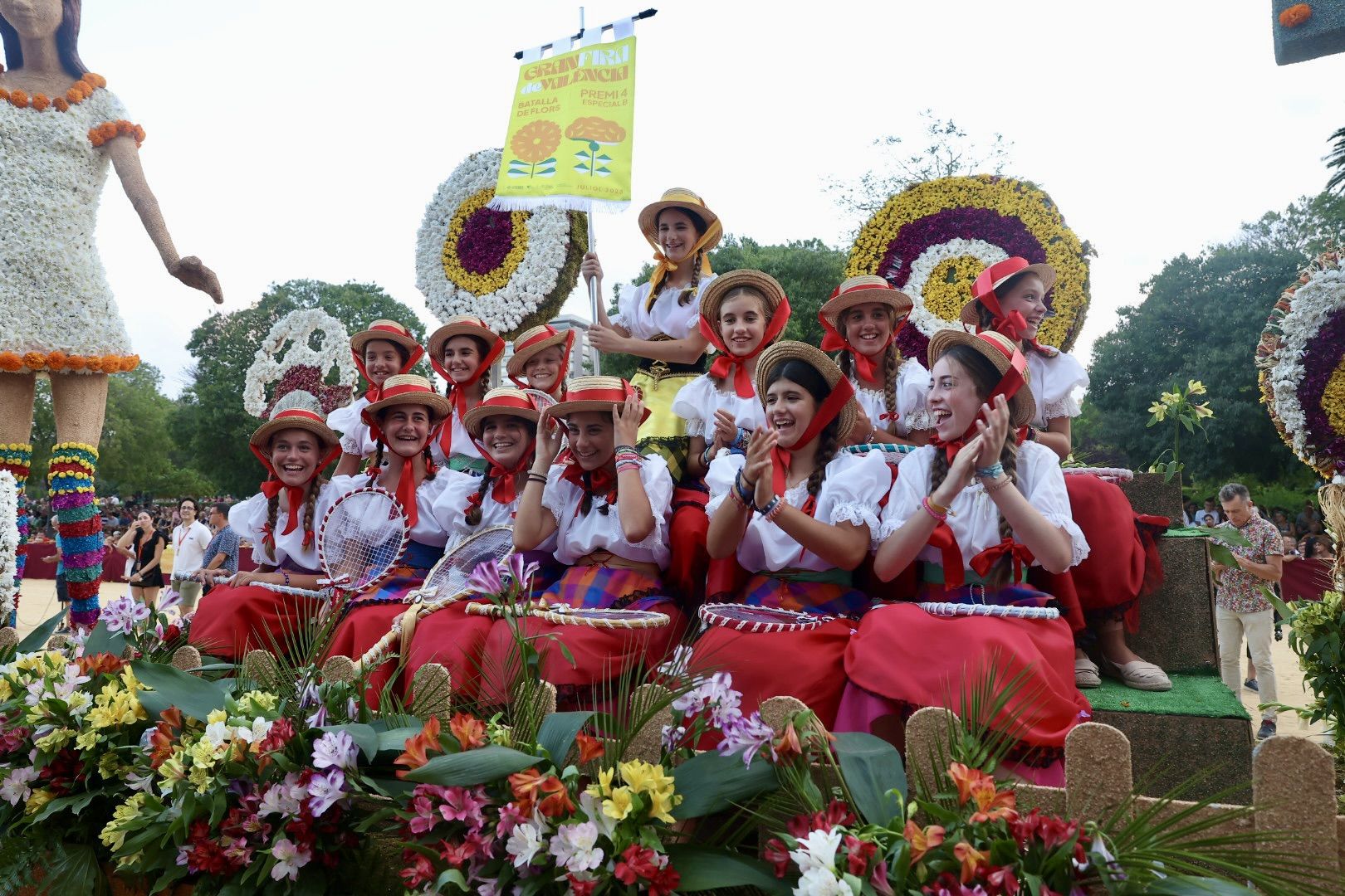 La Batalla de Flores reúne a las falleras de 2022 y 2023