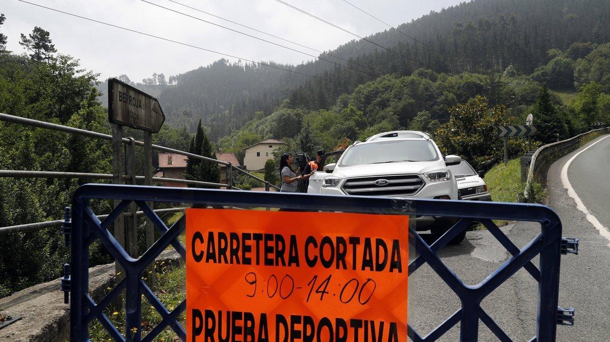 GRAF6260. MUXICA (BIZKAIA), 29/06/2019.- Carretera cortada en Muxica, Bizkaia, en el que un participante del ’Rally Balcón de Bizkaia’ que se celebra este sábado, ha fallecido tras colisionar contra un árbol a la altura de Muxika. Su compañero ha resultado herido de gravedad y ha tenido que ser trasladado al hospital de Cruces, en Barakaldo. EFE/Luis Tejido.