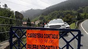 GRAF6260. MUXICA (BIZKAIA), 29/06/2019.- Carretera cortada en Muxica, Bizkaia, en el que un participante del ’Rally Balcón de Bizkaia’ que se celebra este sábado, ha fallecido tras colisionar contra un árbol a la altura de Muxika. Su compañero ha resultado herido de gravedad y ha tenido que ser trasladado al hospital de Cruces, en Barakaldo. EFE/Luis Tejido.