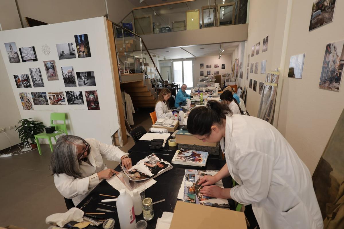Inma Canet, en primer término, dirije el laboratorio de Algemesí y coordina restauradoras y auxiliares.
