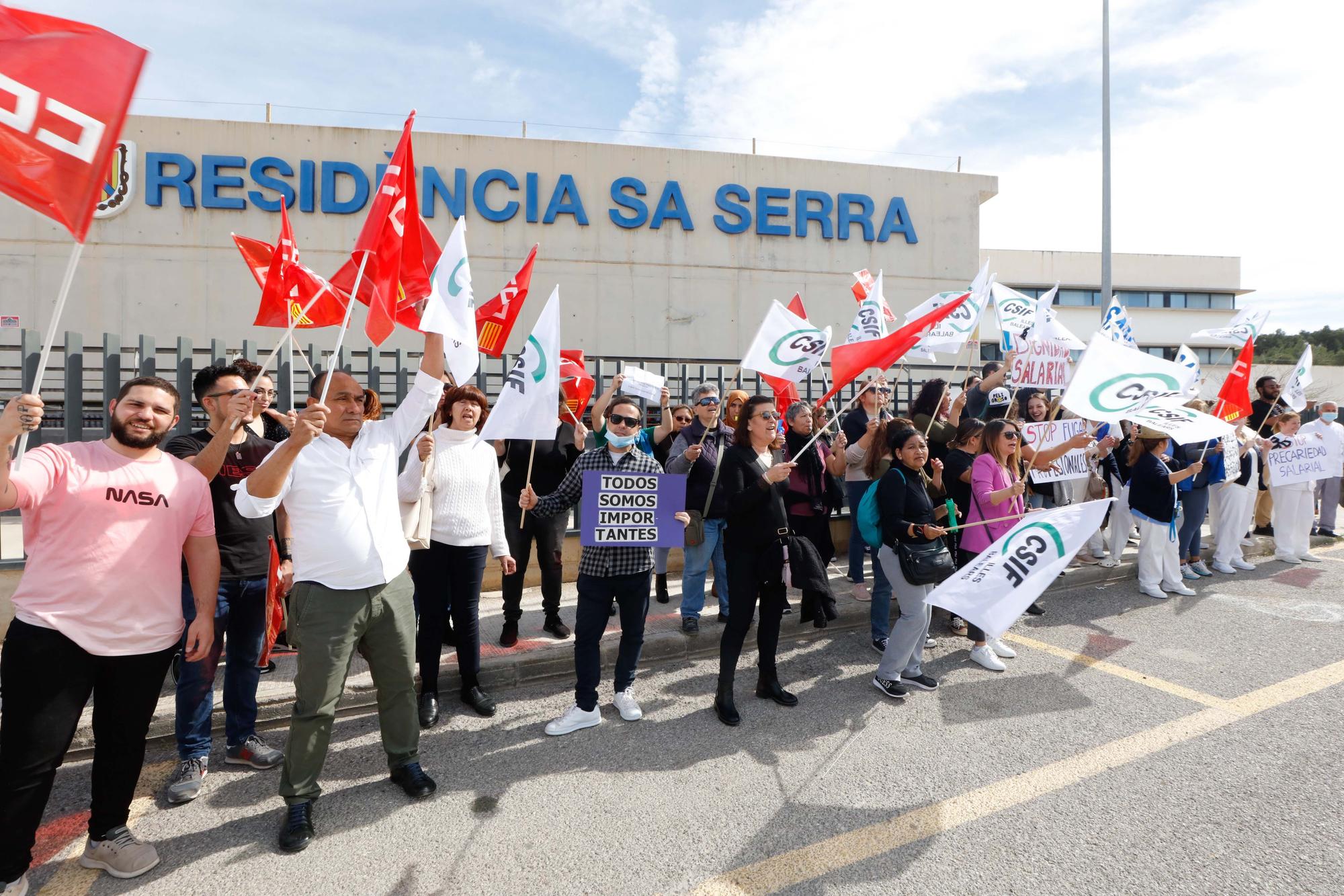 Galería de la concentración de los trabajadores de las residencias del Govern