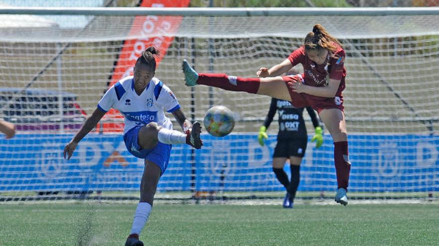 La defensa tinerfeña Jujuga será muy importante hoy ante el Deportivo.