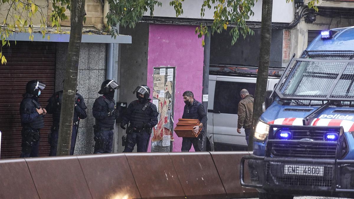 Tallat l'accés al carrer del Carme per protestar contra uns desnonaments