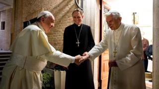 El papa Francisco pide orar por Benedicto XVI porque "está muy enfermo"