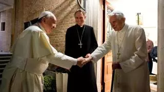 El papa Francisco pide orar por Benedicto XVI porque "está muy enfermo"