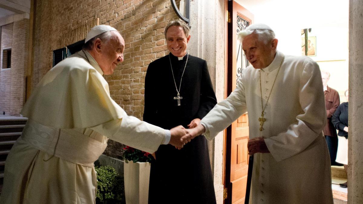 El papa Francisco y Benedicto XVI.