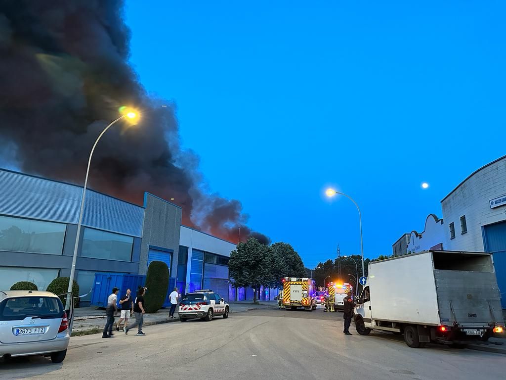 Un incendi destrossa una fàbrica de bicicletes i patinets a Vilablareix