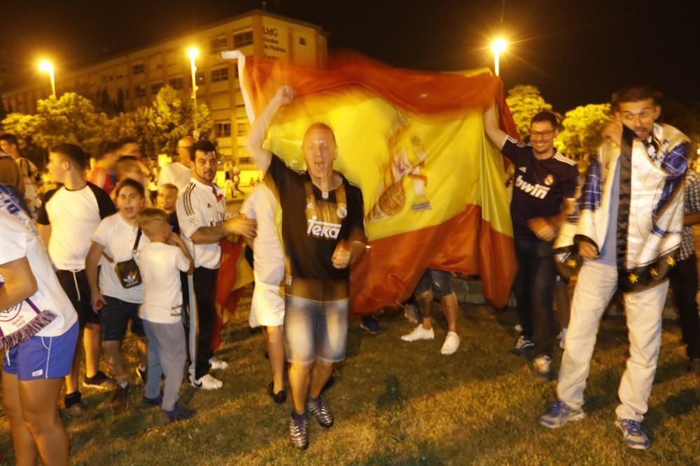 L''afició del Reial Madrid a Girona celebra dotzena Champions