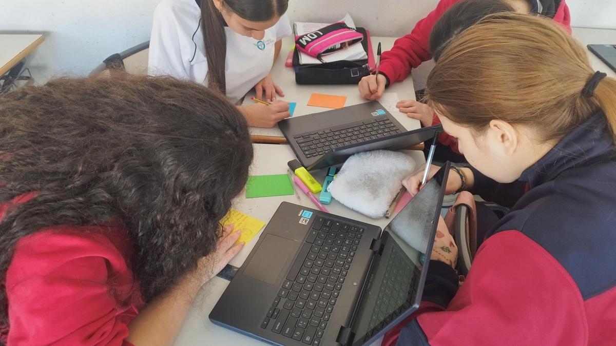 Alumnos del colegio San Miguel trabajando en la actividad por el Día Pi