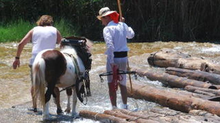 El transporte milenario de madera por el río sale a flote